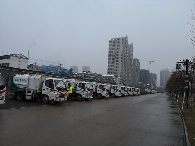 同輝汽車側(cè)裝掛桶垃圾車