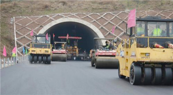 景德鎮(zhèn)鳳凰山隧道瀝青攤鋪施工